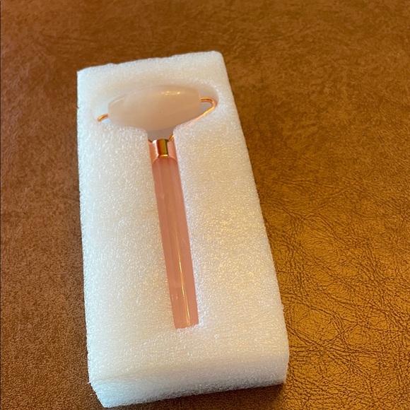 Mary Kay Rose Quartz Facial Roller New in Original Package - Picture 2 of 5